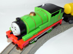 TOMY/TrackMaster trenulet baterii jucarie - Thomas locomotiva Percy cu 2 vagoane foto