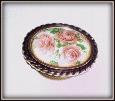 Brosa vintage pentru esarfa, reprezentand trandafiri. foto