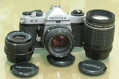 Trusa Pentax KX cu trei obiective: 28mm, 50mm, 135mm foto