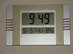 Ceas pentru camera cu calendar si indicator temperatura foto