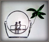 Ansamblu miniatural - indragostiti pe banca, realizat din metal cromat