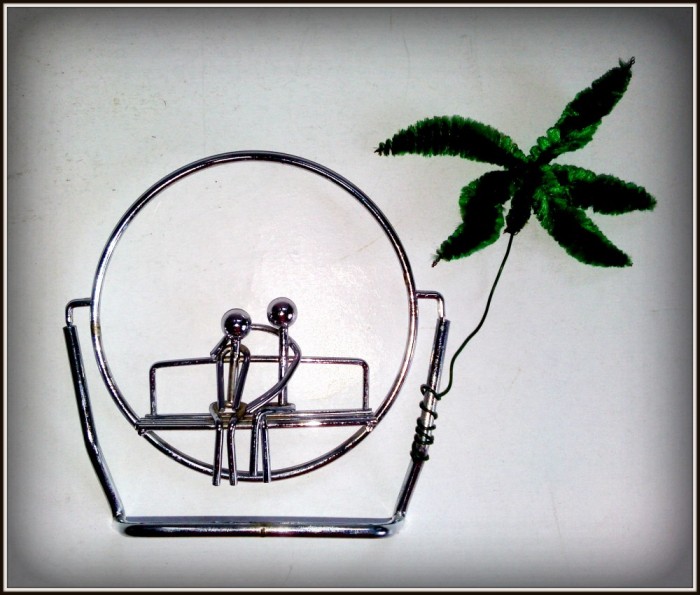 Ansamblu miniatural - indragostiti pe banca, realizat din metal cromat
