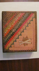 PVM - Cutie pastrat tigarete (tigari) veche din lemn pirogravata frumoasa foto