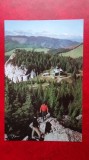 Vedere/Carte postala - Pozat fata-verso- Masivul Rarau - Cabana