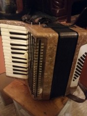 ACORDEON MARCA TIMIS 32 BASI foto