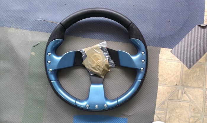 volan sport de culoare albastru deschis cu claxon pe mijloc volan sport de culoare albastru deschis cu claxon pe mijloc
