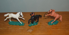 lot 3 figurine cai pentru indieni si cowboy (cauboi) vechi vintage diorama foto