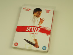 Dexter ? Sezonul 1 (Complet 12 Episoade - 4 DVD) Boxset - DVD ORIGINAL foto