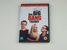 The Big Bang Theory ? Sezonul 1 (Complet 17 Episoade - 3 DVD) - DVD ORIGINAL foto