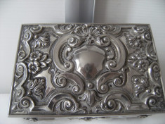 Frumoasa cutie de bijuterii,din alama argintata,stil barok,grea, de colectie. foto