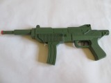 Cumpara ieftin PISTOL MITRALIERA JUCARIE DIN PLASTIC+PISTOL APA MODEL AKM 47 CHINA ANII 90