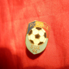 Insigna Campionat Mondial Fotbal 1994 SUA , metal si email , h= 2 cm