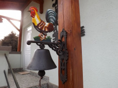 clopot din fonta decorat cu un cocos foto