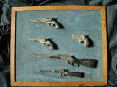 Pistol, pusca, panoplie. Lot western, arme panoplie, miniaturi cu capse. Decor foto