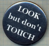 864 NEW INSIGNA -PRIVESTE DAR NU ATINGE-LOOK BUT DON'T TOUCH-starea care se vede