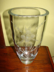 Impresionanta vaza din cristal gravata cu motive florale, anii 1950 foto
