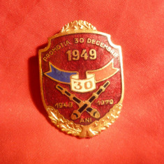 Insigna 30 Ani Promotia 1949 a Scolii Artilerie , h= 4,3 cm , metal si email