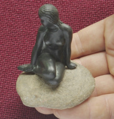 Statueta din bronz - nud de femeie pe suport de piatra de rau !!!! foto