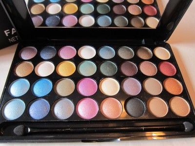 Trusa Machiaj Mac 32 Farduri Profesionale Sidefate Look In A Box