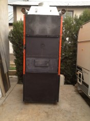 Vand generator aer cald pe lemne. foto