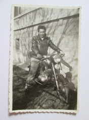 FOTO COLECTIE TANAR PE MOTOCICLETA IJ CU NR.DE BUCURESTI DIN ANII 60 foto