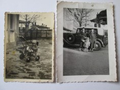 2 FOTOGRAFII COLECTIE CU AUTOTURISM SI CARUCIOR DIN ANII 30