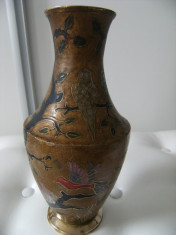 Frumoasa vaza, veche din alama aurita marcata, made in India, emailata,de decor. foto