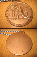 Medalii-Insigne Sportive nordice. Medalia Vintage Lupte semnata C.Brian. foto