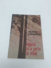 INGERUL CU O CARTE IN MIINI /NICHITA STANESCU/1991 foto