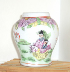 Vaza (mica) portelan doucai, decorata manual - stil Famille rose, fara marcaj foto