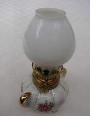 Frumoasa lampa din portelan cu abajur din sticla opalina foto