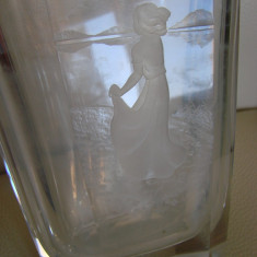Raritate!!! Impresionanta vaza mare din cristal bizotat gravat si datat 1951