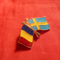 Insigna - Prietenia Romano-Suedeza - Drapele ,metal si email ,L= 2,5 cm
