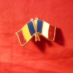 Insigna - Prietenia Romano-Franceza - Drapele ,metal si email ,L= 2,5 cm