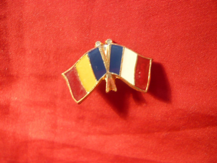 Insigna - Prietenia Romano-Franceza - Drapele ,metal si email ,L= 2,5 cm