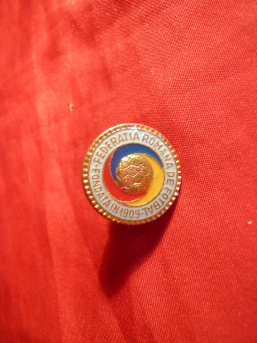 Insigna - Federatia Romana de Fotbal , metal si email ,cu buton ,d= 1,8 cm