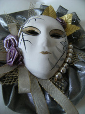 Frumoasa masca de portelan,lucrata manual, cromatica deosebita, de colectie. foto