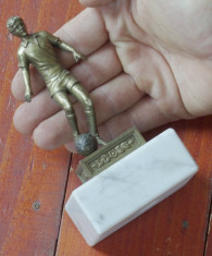 Statueta din metal tematica sportiva cu suport din marmura Fotbalist cu minge ! foto