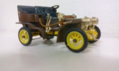 Automobil de epoca din metal la scara 1/43 foto