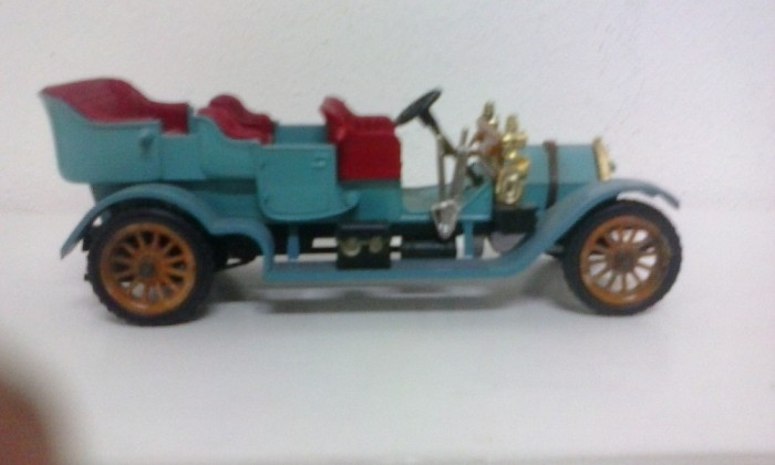 Automobil de epoca din metal la scara 1/43 foto mare Automobil de epoca din metal la scara 1/43 foto mare