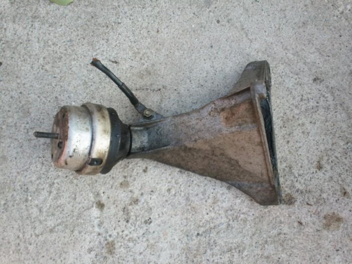 Suport motor Volkswagen Passat B5 anii 1996 - 2000 foto mare Suport motor Volkswagen Passat B5 anii 1996 - 2000 foto mare