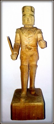 Sculptura in lem reprezentand un ofiter englez la inceput de secol XIX foto
