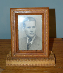 Fotografie veche portret barbat in rama de lemn incrustat, colectie foto