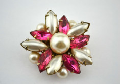 Brosa vintage aurita, cristale Bohemia perle, model floare, perioada postbelica foto