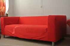 Canapea rosie IKEA cu husa detasabila pentru apartamentul sau biroul tau. foto