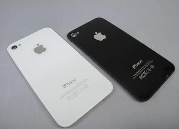 Pachet Capac spate iPhone 4s original alb negru + folie sticla fata-spate |  Okazii.ro