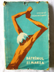 &amp;quot;BATRANUL (BATRINUL) SI MAREA&amp;quot;, Ernest Hemingway, 1960 foto