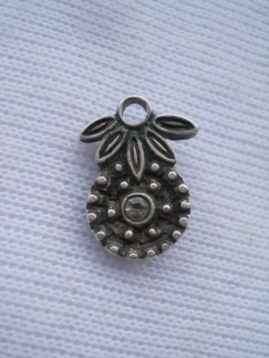 Finut si Delicat Medalion Pandativ Vintage lucrat manual Finut Patina minunata