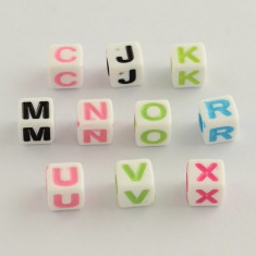 100 buc Margele plastic albe, litere colorate alfabet mix, forma de cub, 7 mm foto