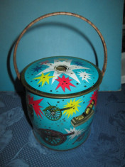 Cutie vintage metal Ceai Baret Ware cu design militar de artilerie. foto